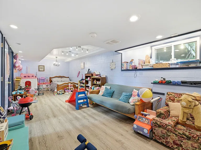 209 Greenwood Rd — Photo 15