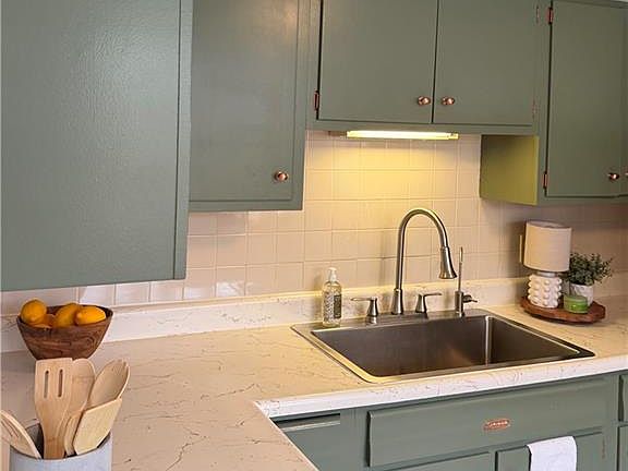 4th image of 305 N 14th St