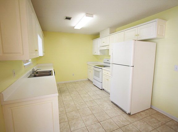2nd image of 710 Bradford Ln
