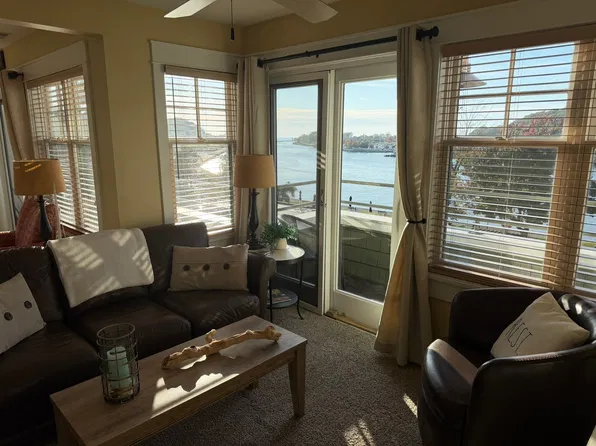 200 S Harbor Dr APT 11, Grand Haven, MI 49417