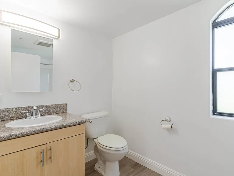 1466 Tamarind Ave #101 — Photo 13