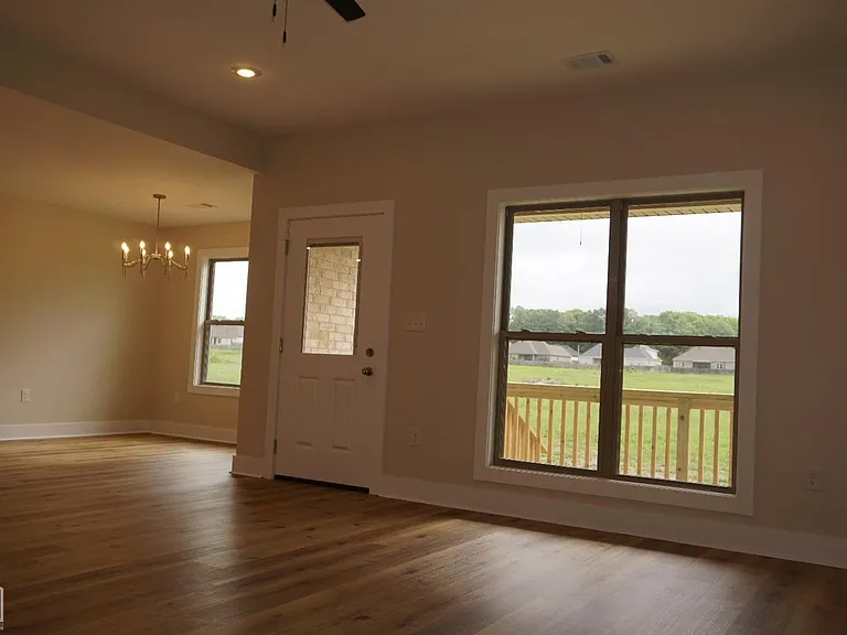 1814 N Oak St — Photo 5