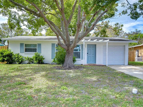 280 Twin Lake Dr, Belleair Bluffs, FL 33770