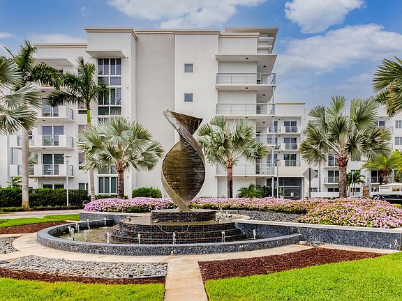 Entrance to Windsor at Pembroke Gardens.