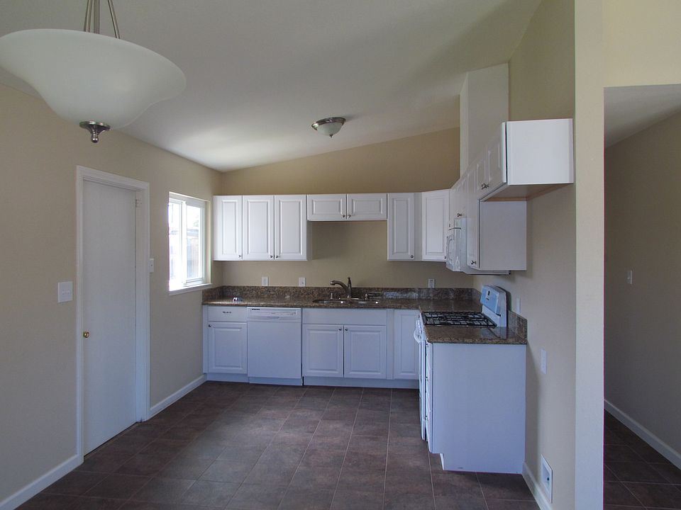 2nd image of 2247 Hemlock Ave