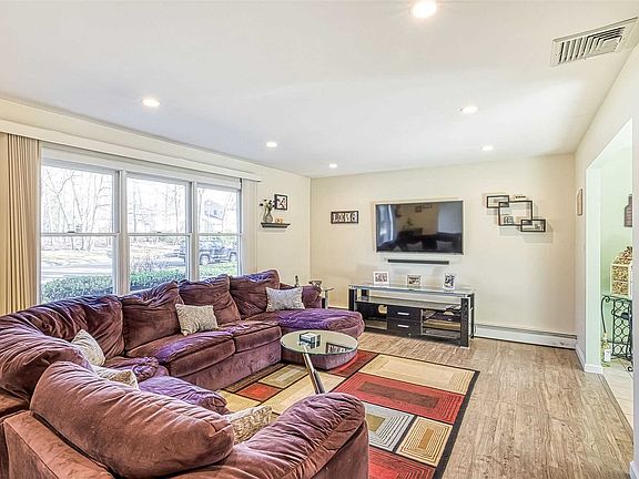 3rd image of 14 Groton Dr