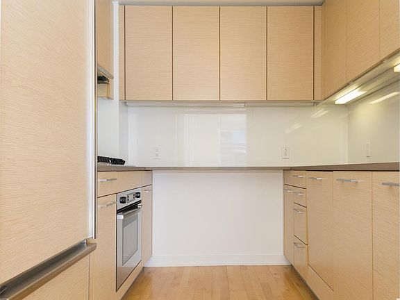 5th image of 301 Mission St APT 19H