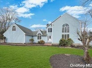 106 Squiretown Rd, Hampton Bays, NY 11946