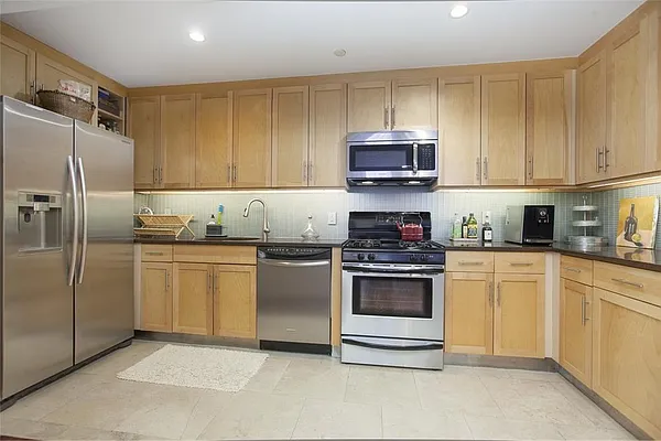 Sold by R New York | media 13