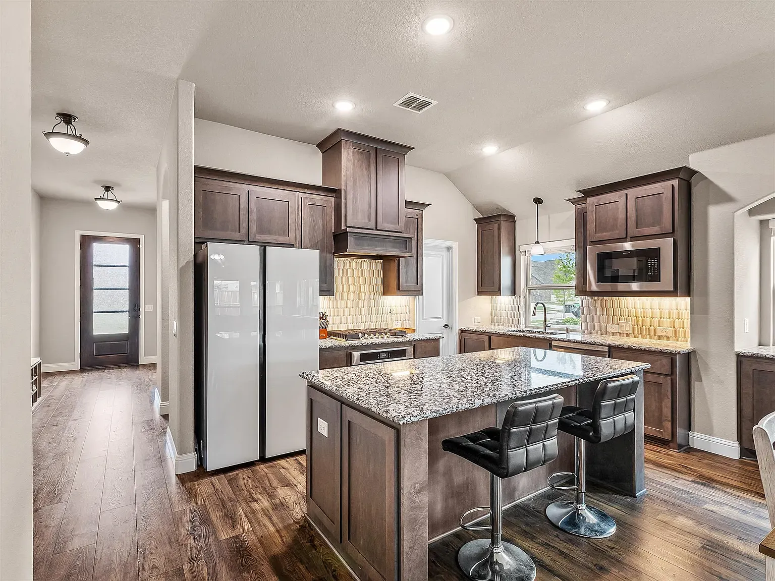 4 bed, 2455 sqft, $3,000 — Photo 4