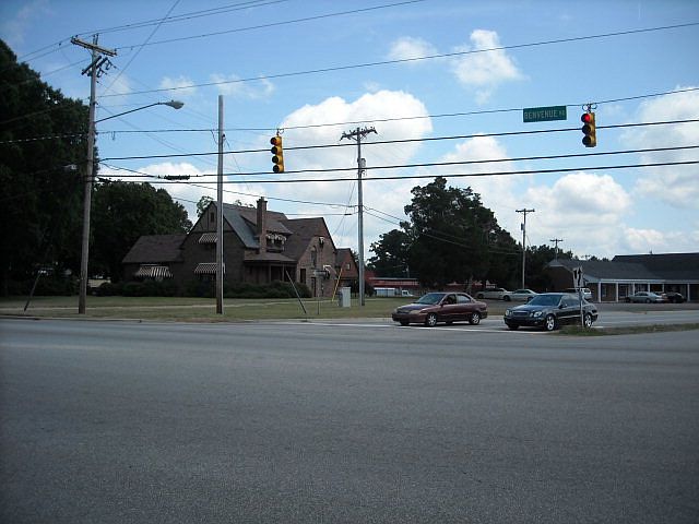 2nd image of 1320 Benvenue Rd