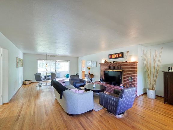 4th image of 15859 Sunshine Ct