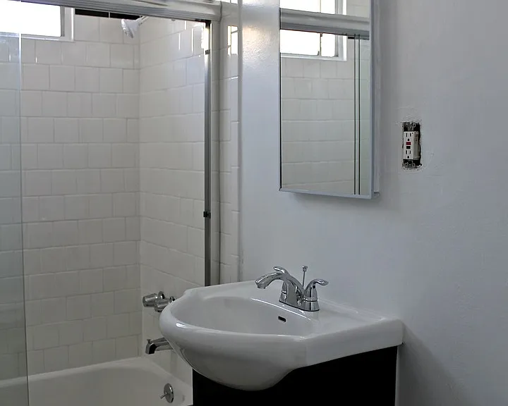 928 Albany St — Photo 20
