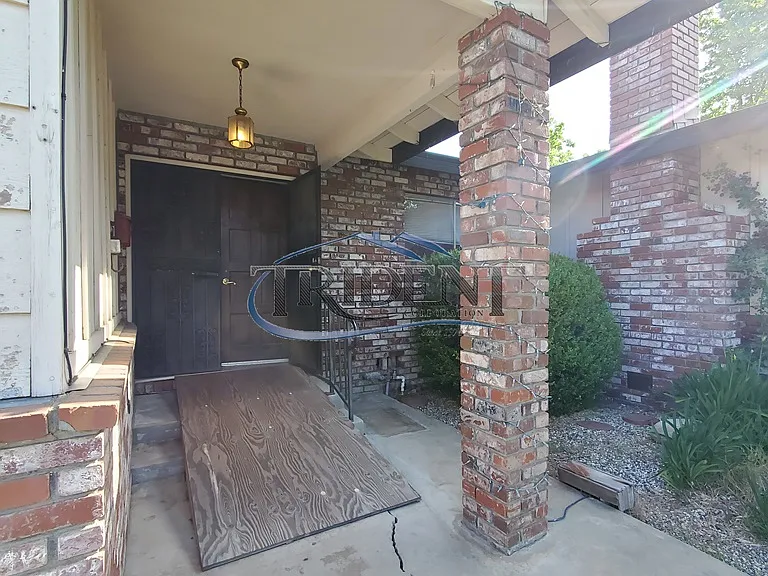 231 E 18th St #A — Photo 3
