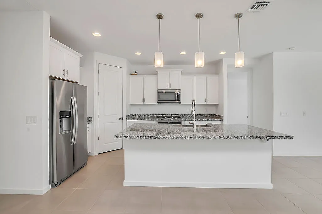 4 bed, 1810 sqft, $2,400 — Photo 4