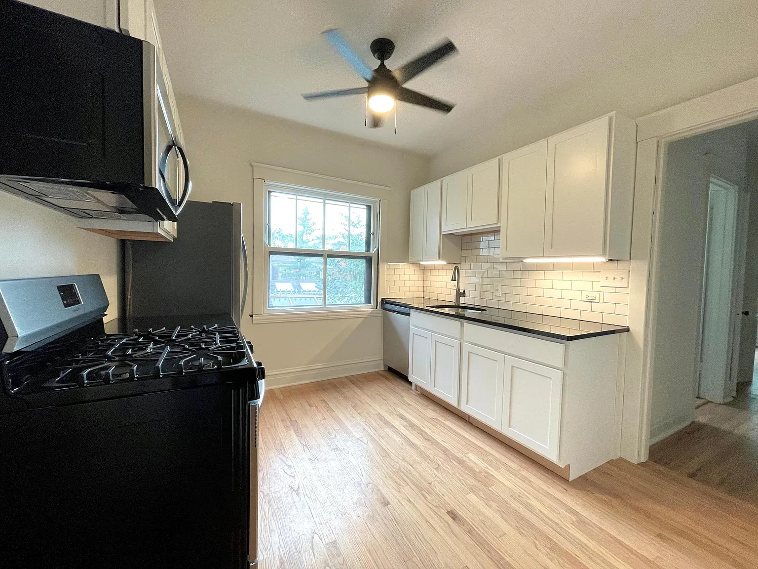 3 bed, 2200 sqft, $4,050 — Photo 4
