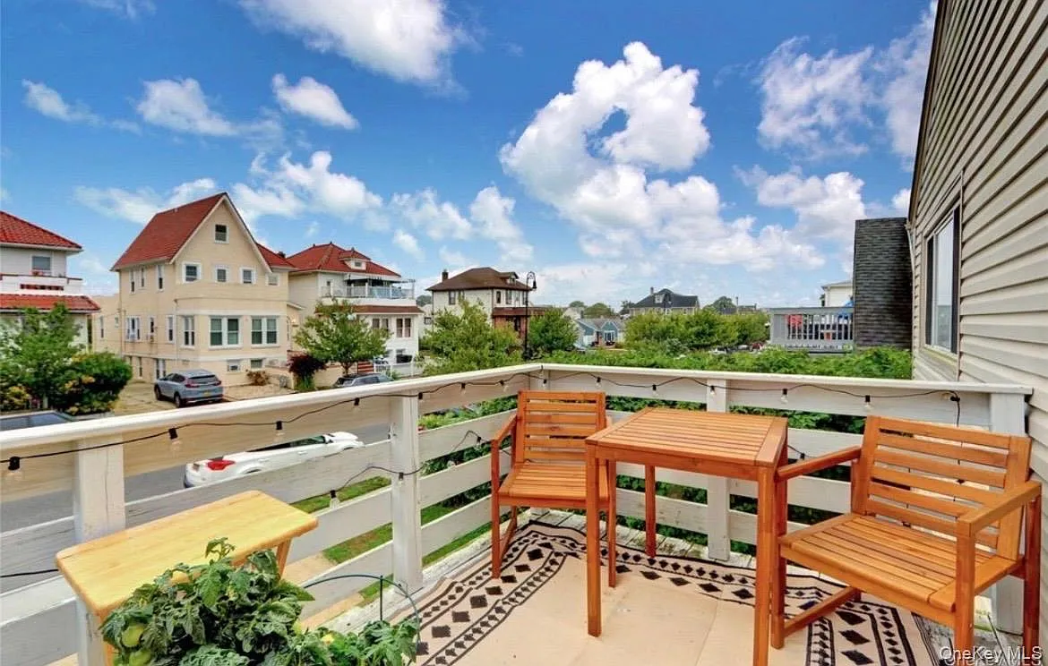 3 bed, 1.5 bath, 1178 sqft, $3,950 — Photo 3