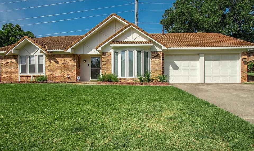 1st image of 2833 Summerdale Dr