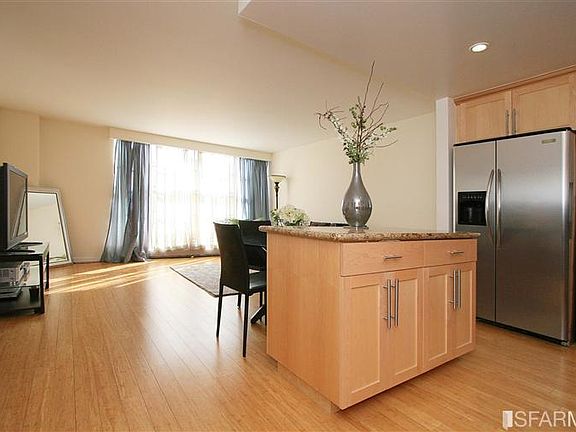 4th image of 2040 Franklin St APT 702