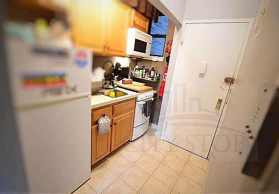 5th image of 101 W 77th St APT F