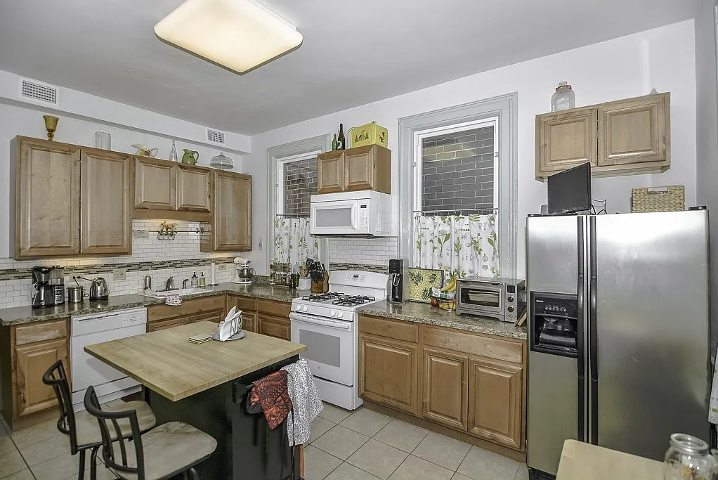 Gorgeous 2 Bed, 1 Bath at Racine + Melrose (Lakeview) — Photo 2