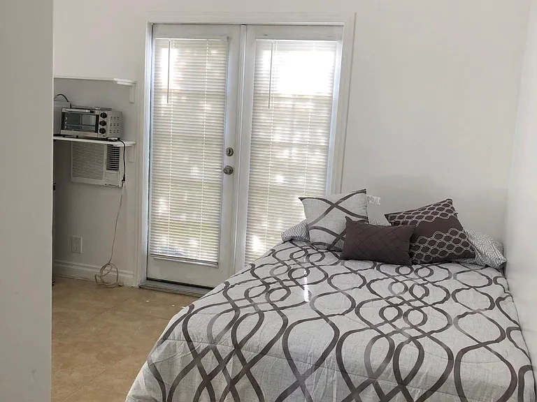 White Oak Ave — Photo 1