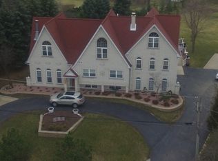 9S522 Lorraine Dr, Willowbrook, IL 60527