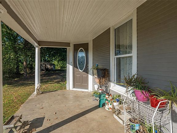 3rd image of 1072 E Magazine St