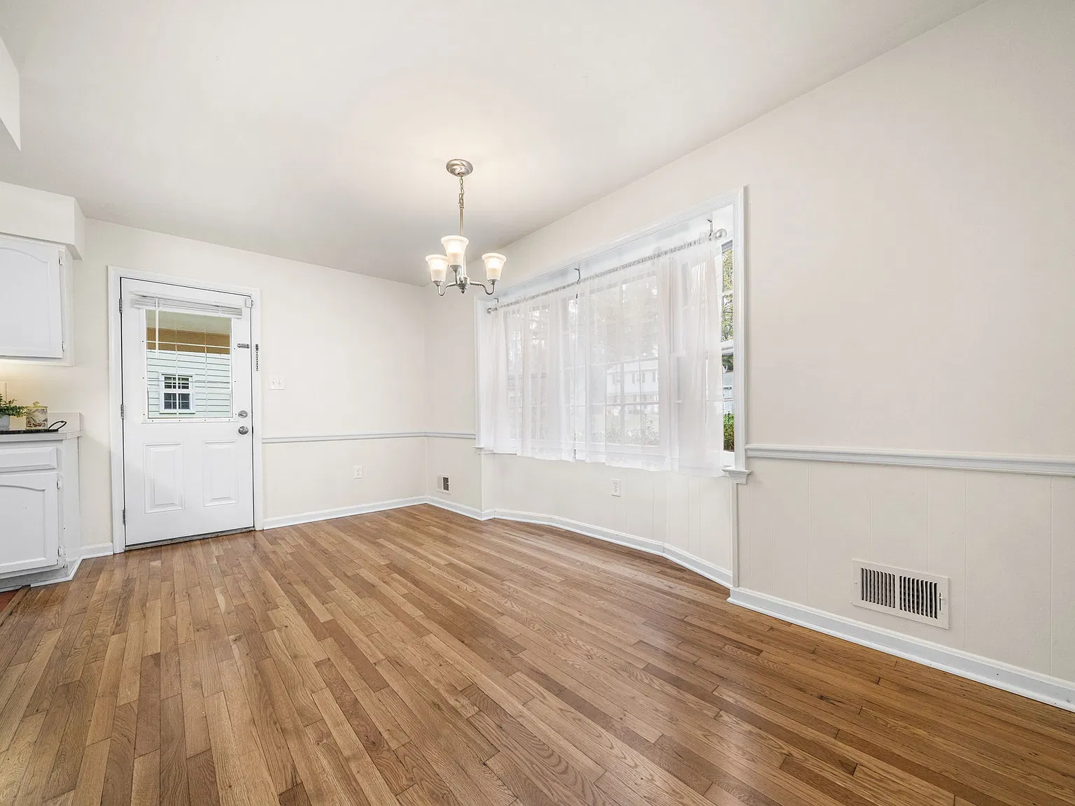 5 bed, 2500 sqft, $4,000 — Photo 4