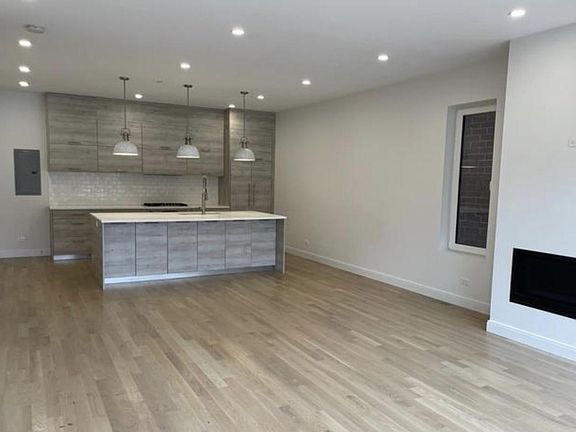 4th image of 1325 N Wicker Park Ave APT 3