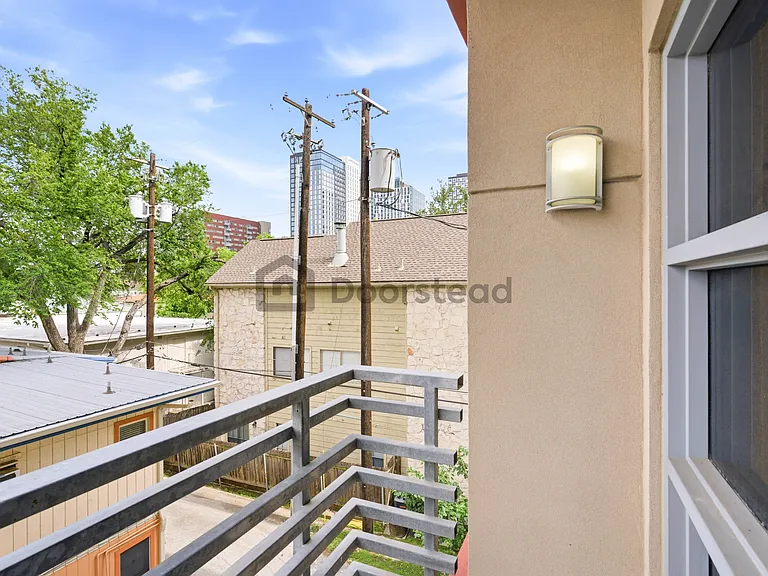 711 W 26th St #303 — Photo 23