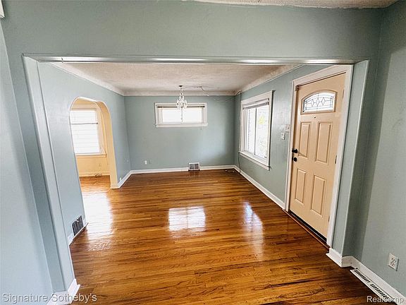 3rd image of 1185 White Ave