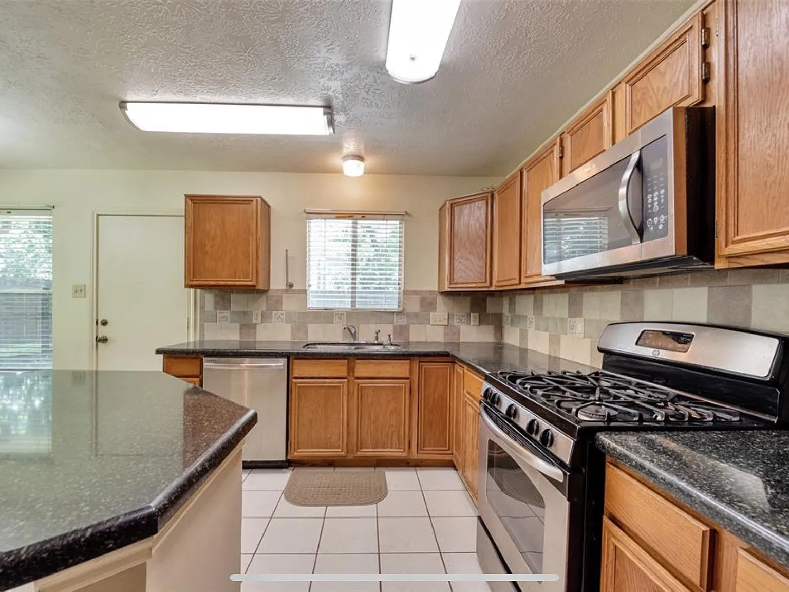 3 bed, 1800 sqft, $2,100 — Photo 2