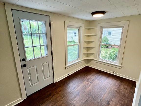 2nd image of 604 N Park Rd