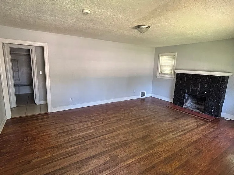 1111 N Kansas Expy — Photo 3