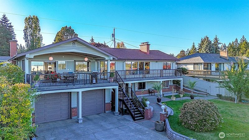 2nd image of 3218 Viewcrest Drive NE