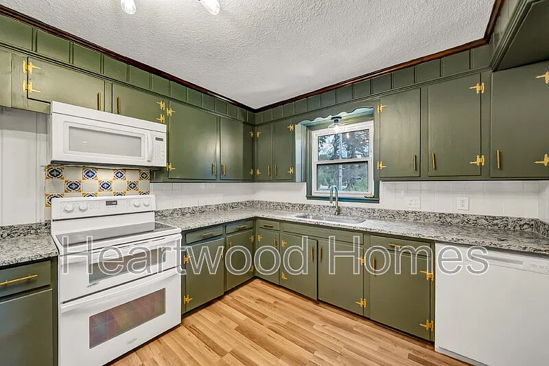 3 bed, 2.0 bath, 1300 sqft, $1,550 — Photo 1