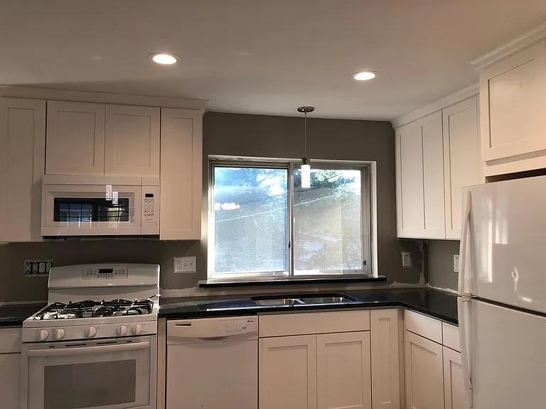1079 Briarhurst Dr — Photo 4
