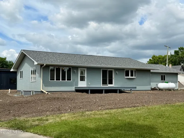 407 S 3rd St, Milbank, SD 57252