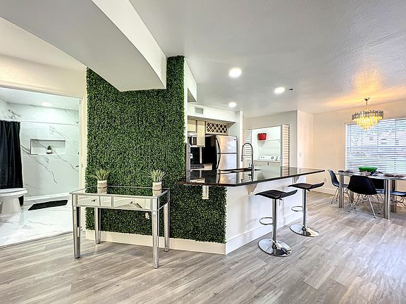5th image of 7370 Westpointe Blvd #712
