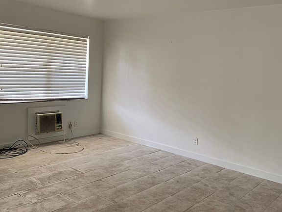 4th image of 234 SW 19th St APT 2