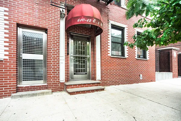 Sold by R New York | media 12