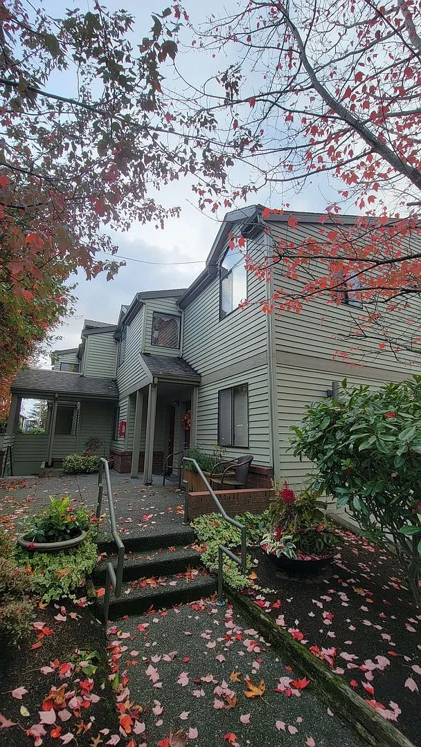 Downtown Kirkland 2 Bed, 2.5 Bath Townhome For Rent W Water Views! — Photo 2