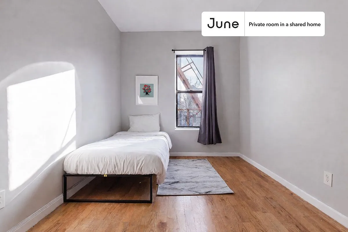 Queen bedroom in 4 bed/2 bath home in Prospect Lefferts Gardens #1572 D — Photo 2