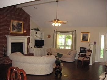 3rd image of 208 Dogwood St