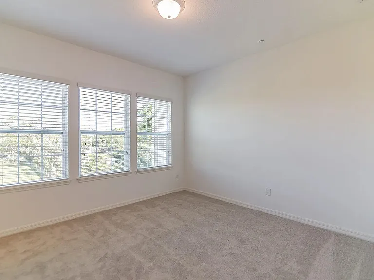 553 Majestic Palm Dr — Photo 12