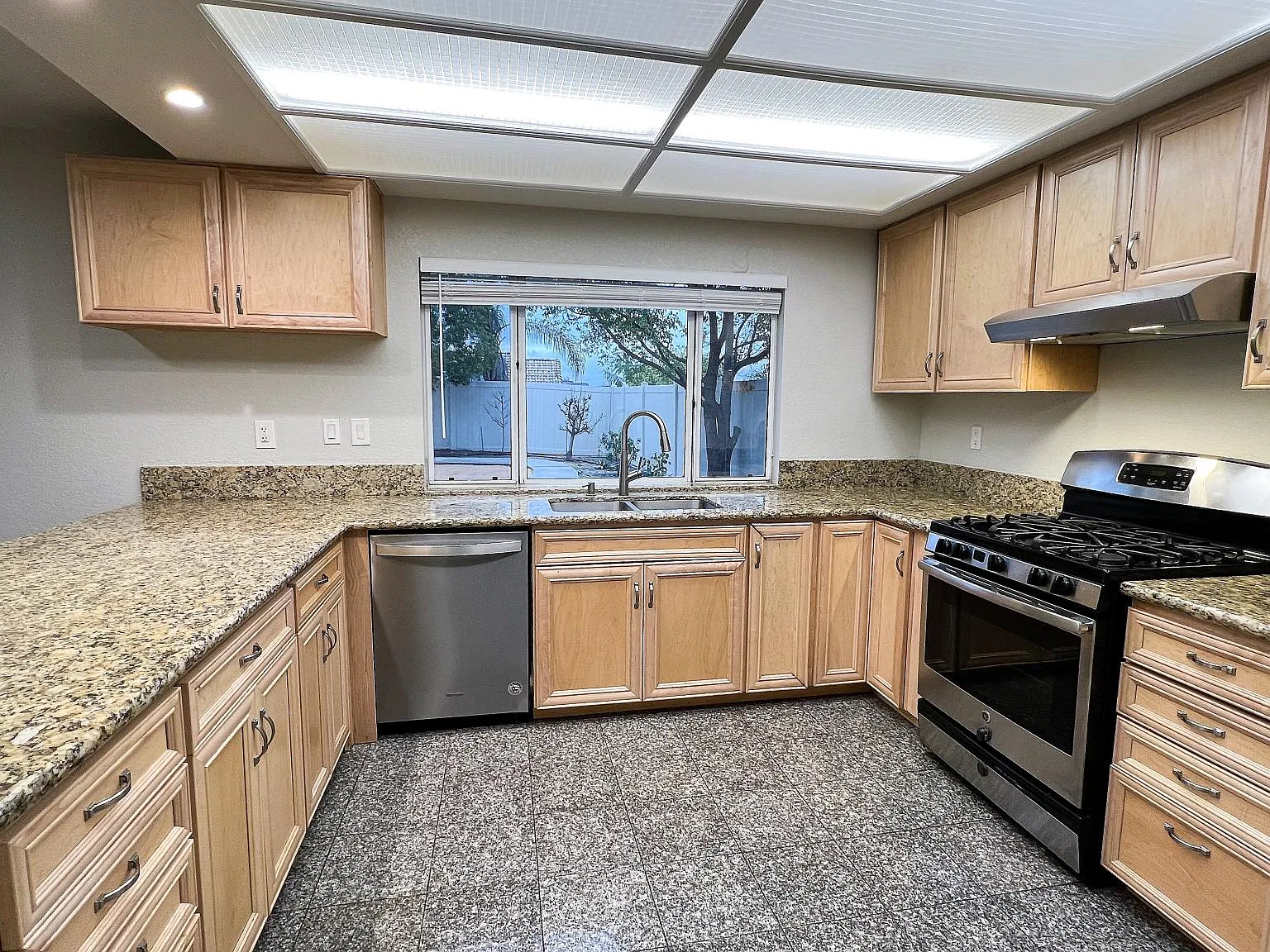 4 bed, 2350 sqft, $3,695 — Photo 3