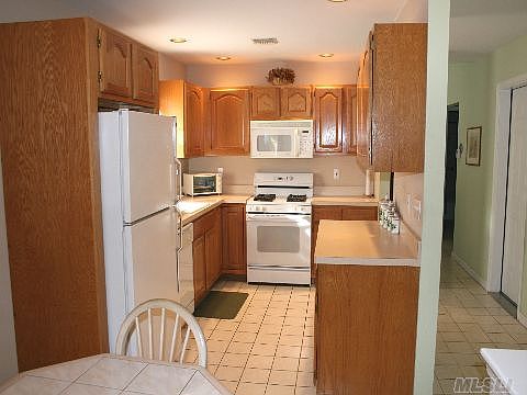 4th image of 5107 Village Cir E
