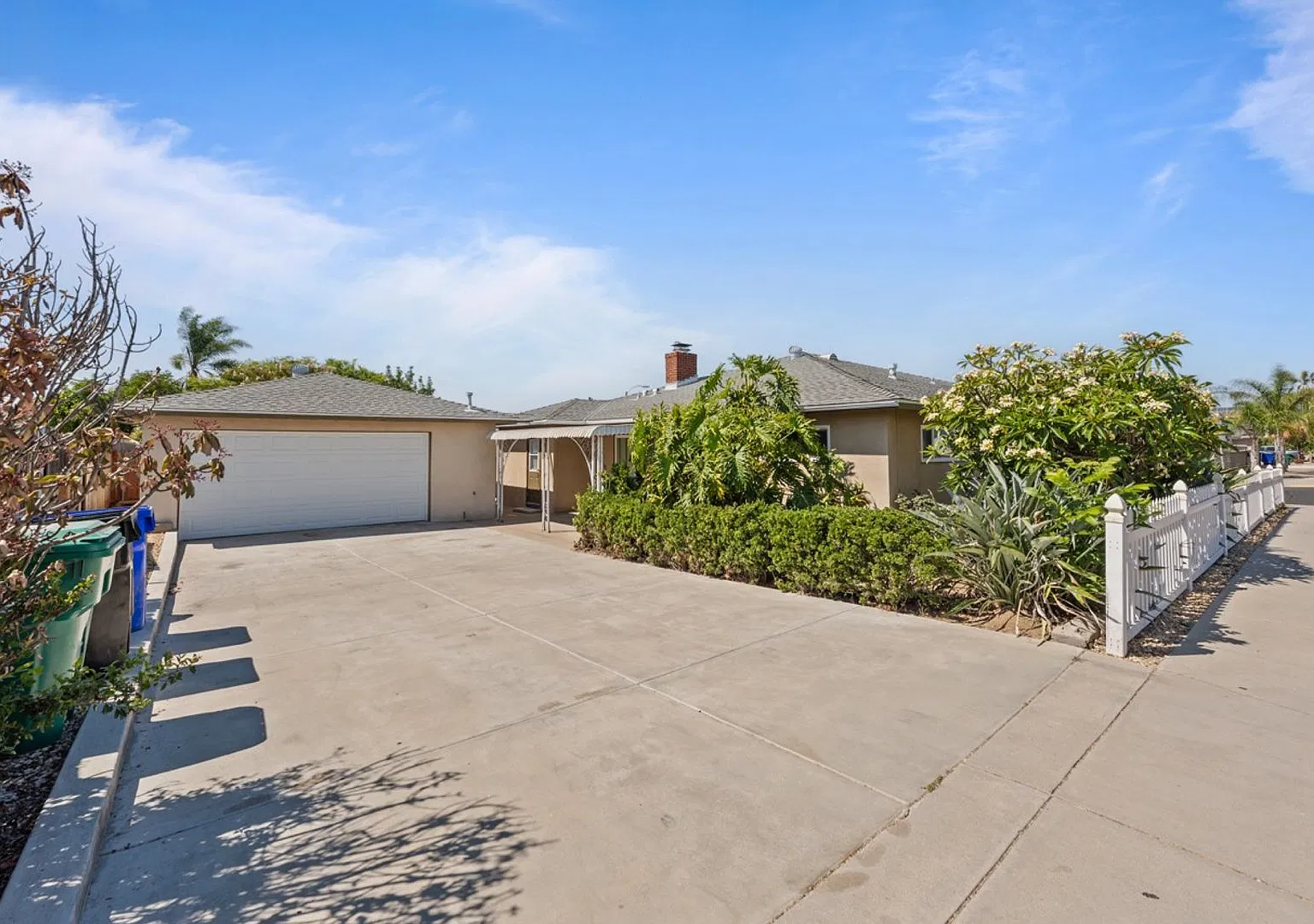 Massive driveway & detached garage! — Photo 1