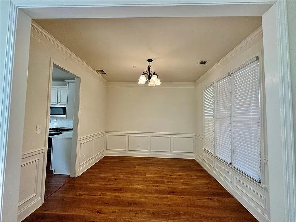4 bed, 3.0 bath, 2213 sqft, $3,200 — Photo 4